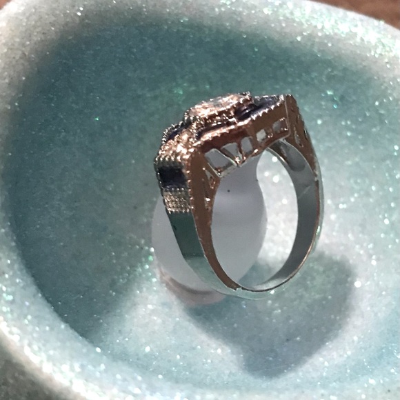 NWOT PRETTY RING - Picture 3 of 3